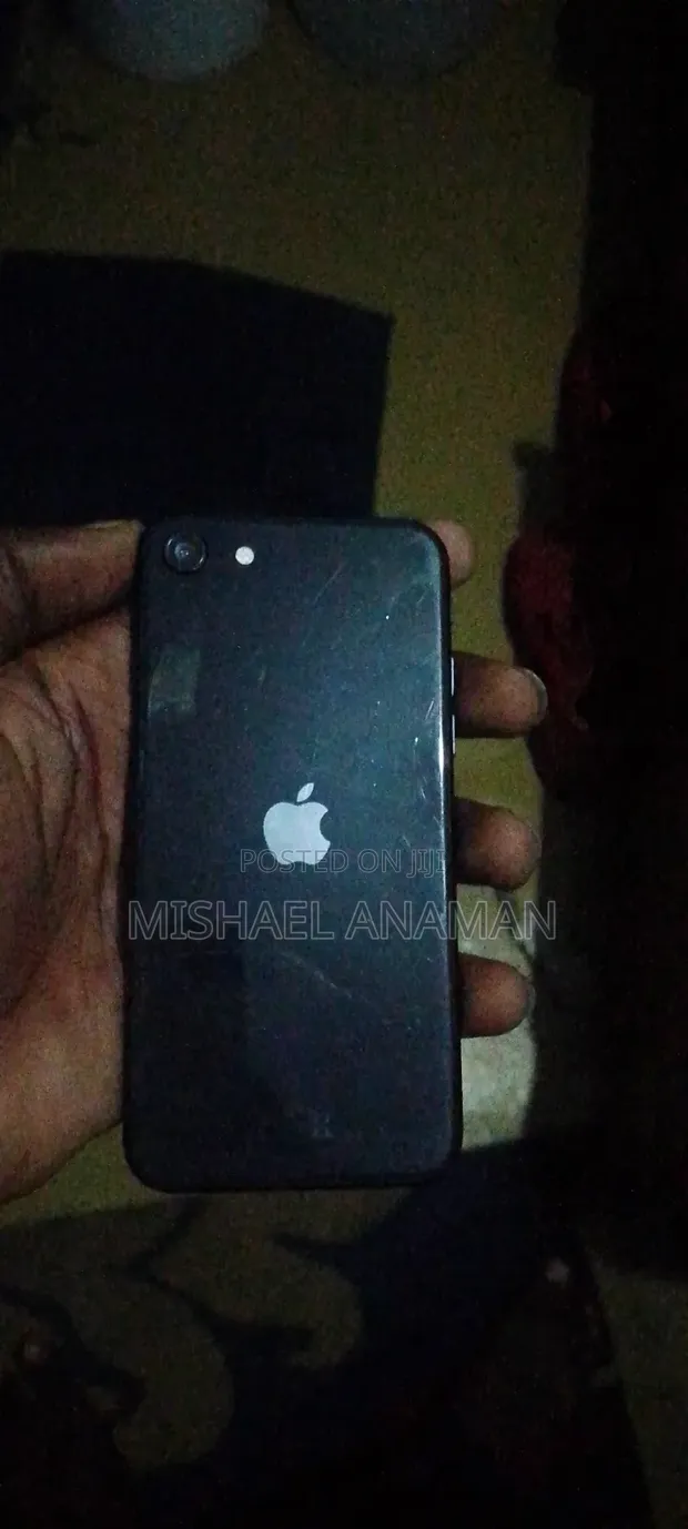 iPhone SE 2 (2020) 64GB - For Parts - 1