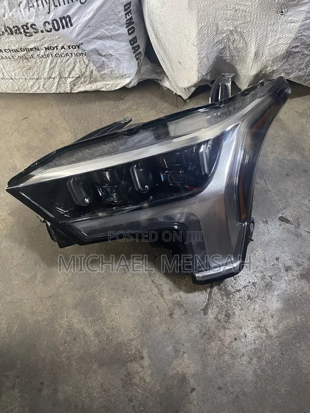 Toyota Tundra 2024 Left Headlight (Used) - 1