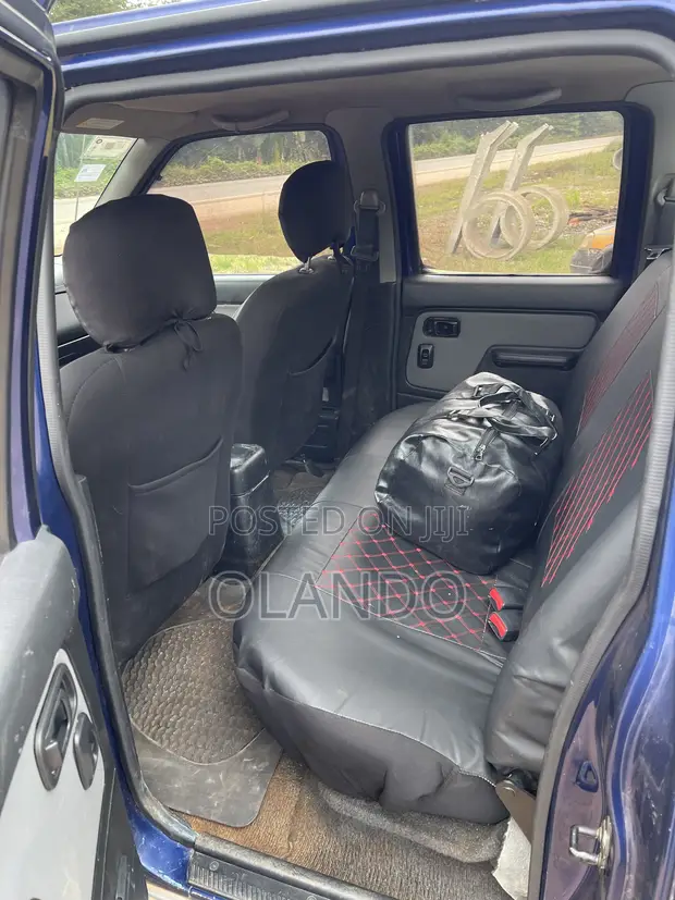 Nissan Hardbody 2010 Blue - 1
