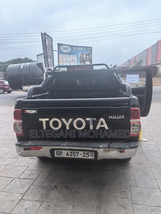 Toyota Hilux 2015 Black - 1