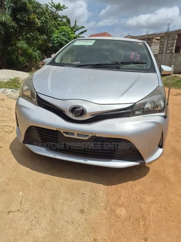 Toyota Vitz 2014 Silver - 1