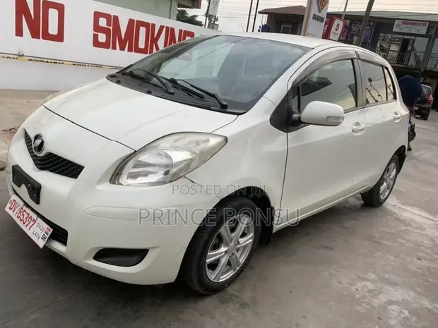 Toyota Vitz 2011 White - 1