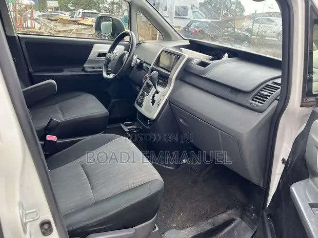 Toyota Voxy 2013 White - 1