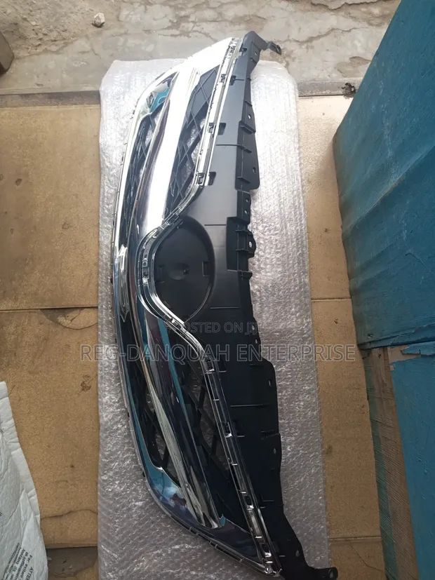 Toyota Corolla 2011-2013 Top Grille - Brand New - 1