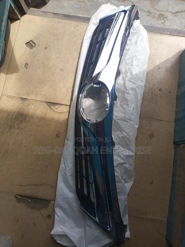 Toyota Camry 2012-2014 Top Grille LE - 1