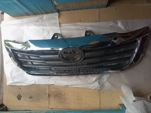 Toyota Hilux Grille/Shell (2011-2014) - 1