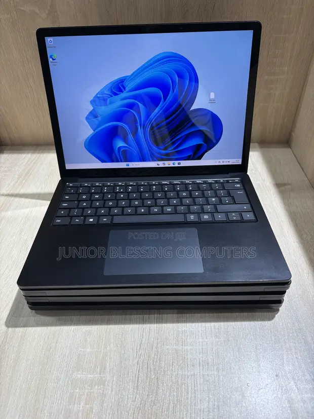 Microsoft Surface Laptop 3 - 13.5" i5, 8GB RAM, 256GB SSD - 1