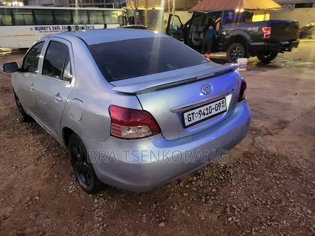 Toyota Yaris 2007 Gray - 1