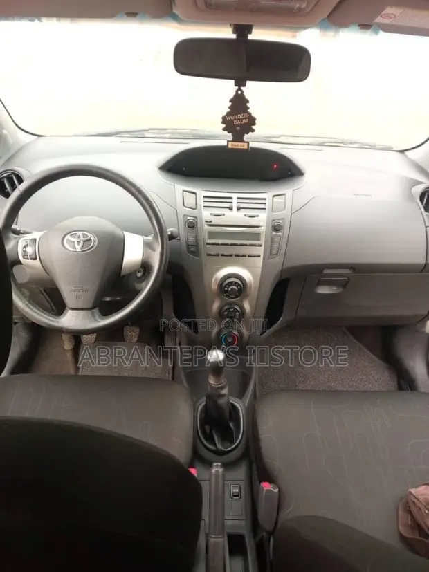 Toyota Yaris 2010 Gray - 1