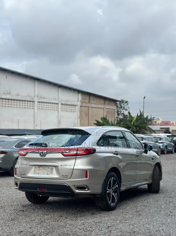 Honda UR-V Premium Edition 2017 Beige - 1