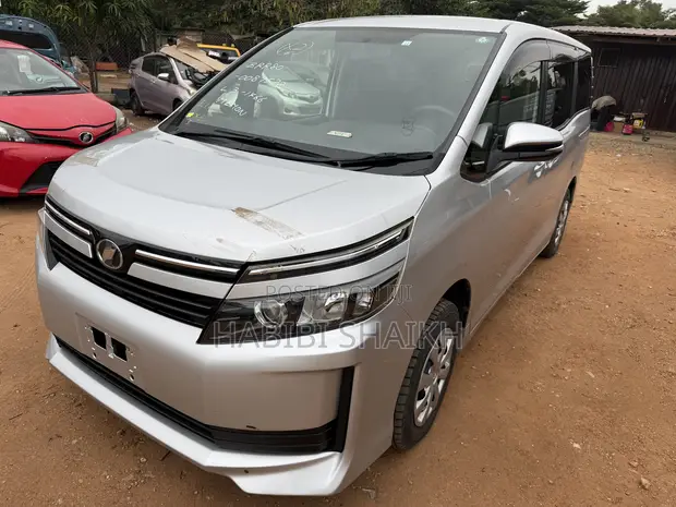 Toyota Voxy ZS 2WD 8-Seater 2014 Silver - 1