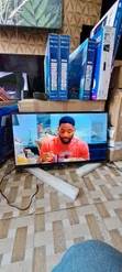 Westinghouse 40" Smart Full HD Roku TV - 4