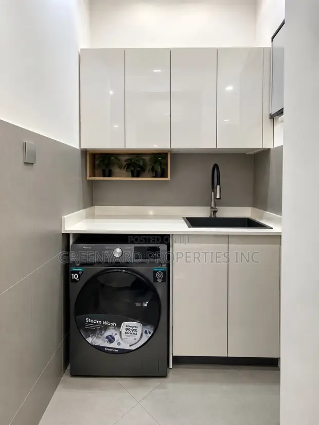 Furnished 5-Bedroom House with Pool in Adjiringanor, East Legon - 1