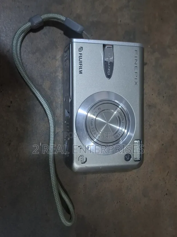 Fujifilm FinePix F30 6.3MP Digital Camera - 1