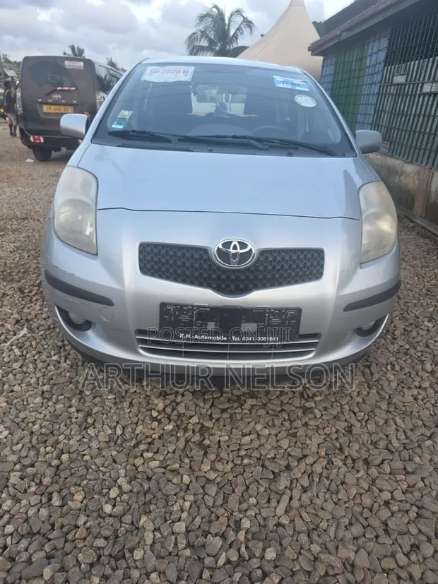 Toyota Yaris 2009 Silver - 1