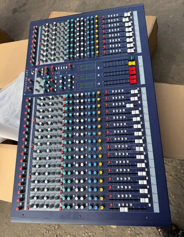 Soundcraft LX9 24-Channel Analog Mixer - 1