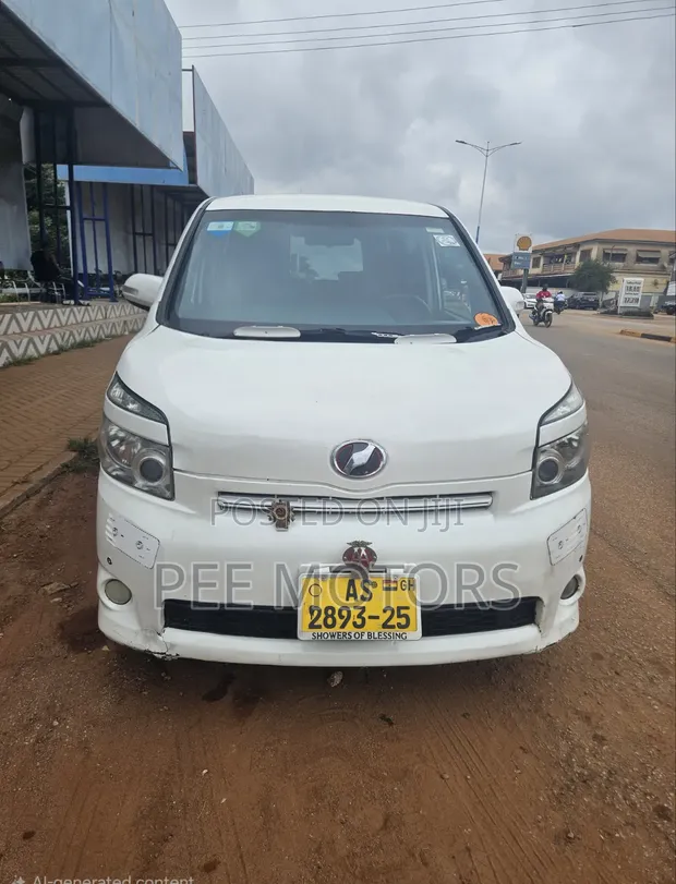 Toyota Voxy V 2WD 8-Seater 2011 White - 1