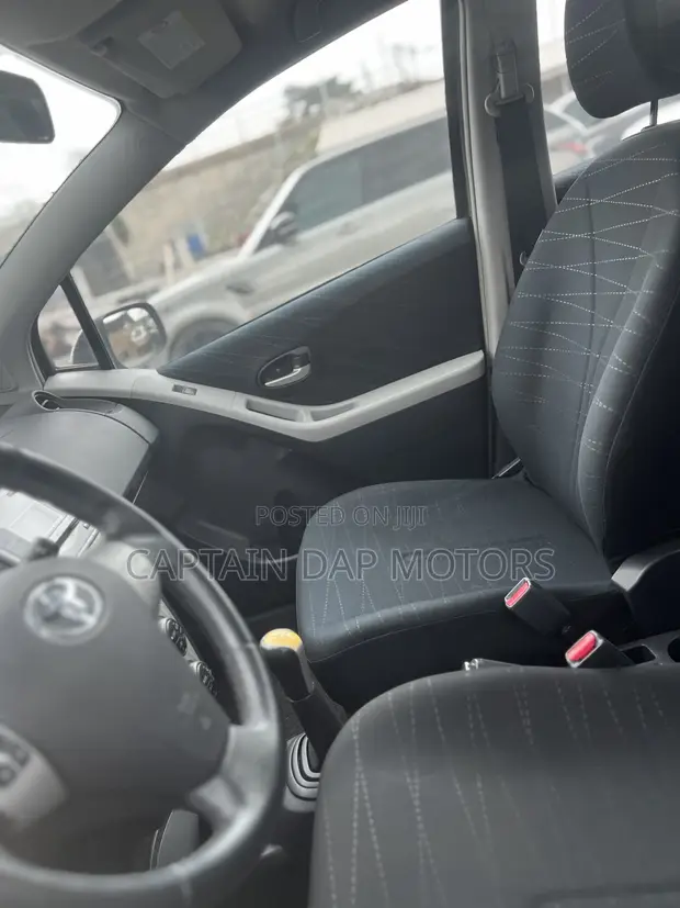 Toyota Yaris 2010 Gray - 1
