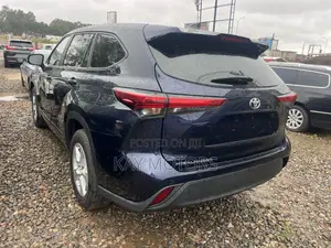 2022 Toyota Highlander LE Blue