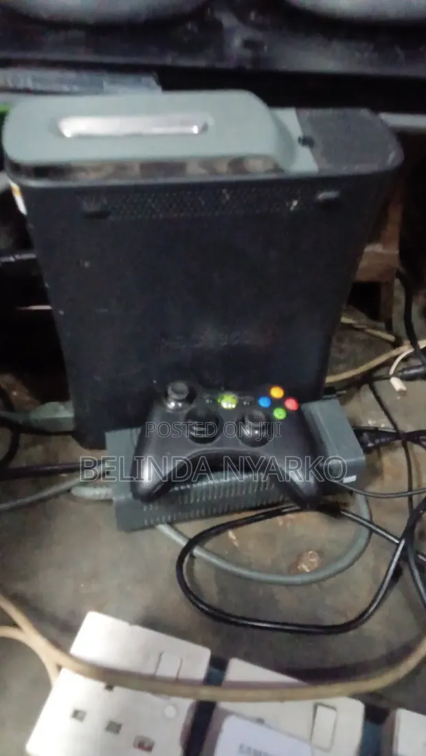 Microsoft Xbox 360 with 7 Games and Controller - 1