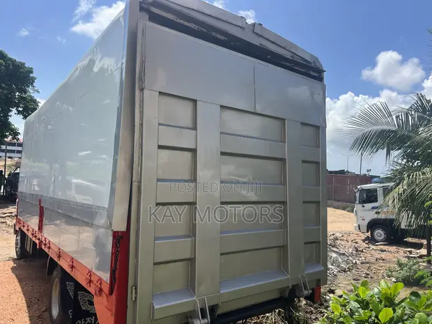 Hyundai 5 Ton Container Truck 2010 White - 1