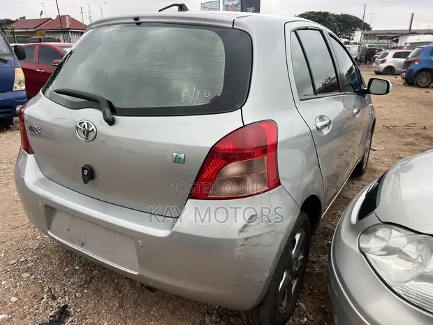 2010 Toyota Yaris Base Hatchback 5dr Gray - 1
