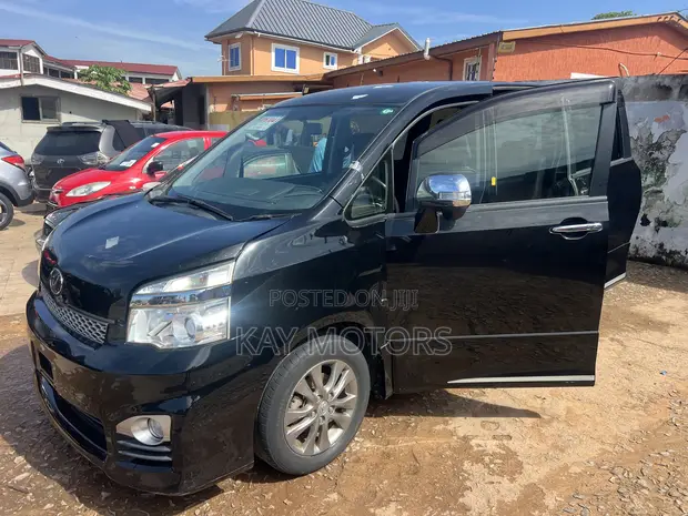 Toyota Voxy V 2WD 8-Seater 2013 Black - 1