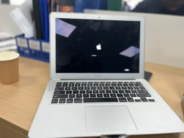 Apple MacBook Air 13" Intel Core i5 8GB RAM 128GB SSD - 1