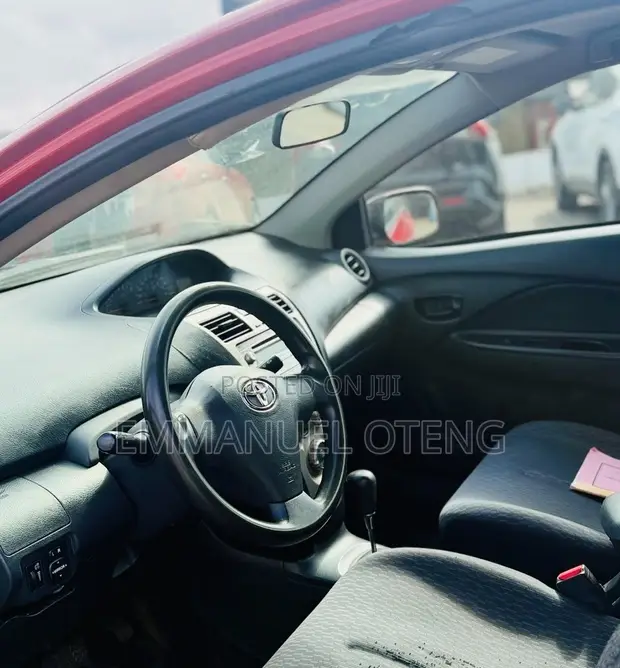 Toyota Yaris 2012 Red - 1