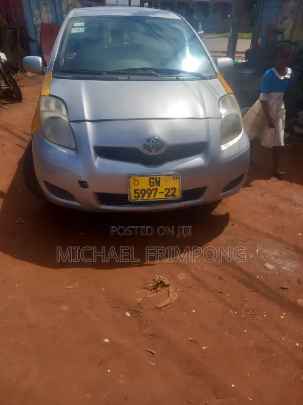 Toyota Yaris 2010 Yellow - 1