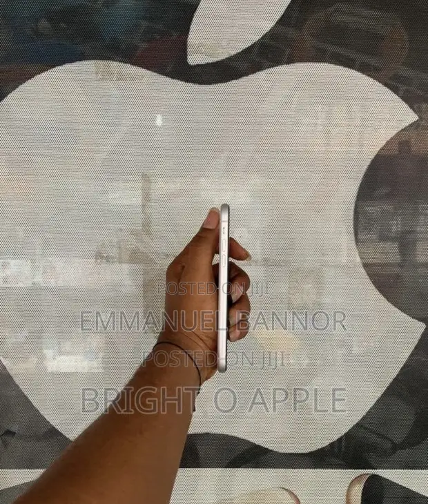 Apple iPhone XR 64GB White - 1
