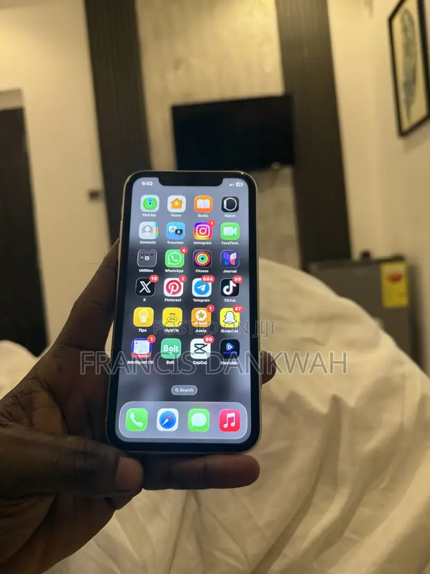 Apple iPhone 11 64GB White - 1