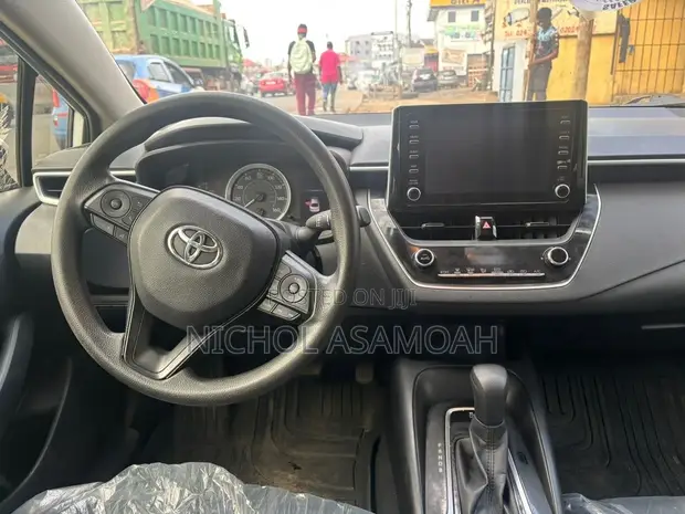 Toyota Corolla LE 2020 White - 1