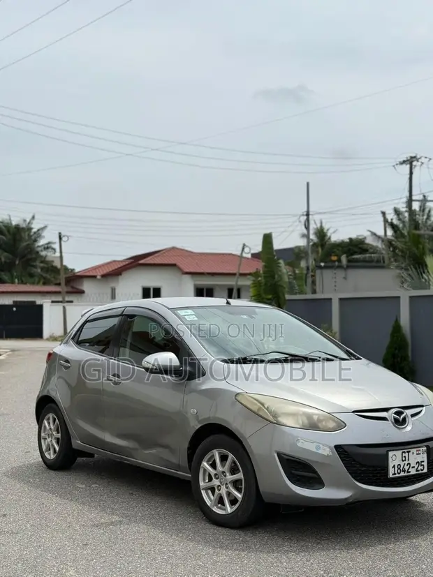 Mazda 2 2012 Gray - 1