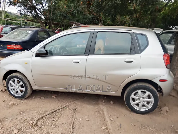 Chevrolet Aveo 2011 Silver - 1