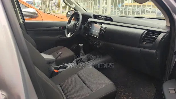 Toyota Hilux SR5+ 2026 Silver - 1