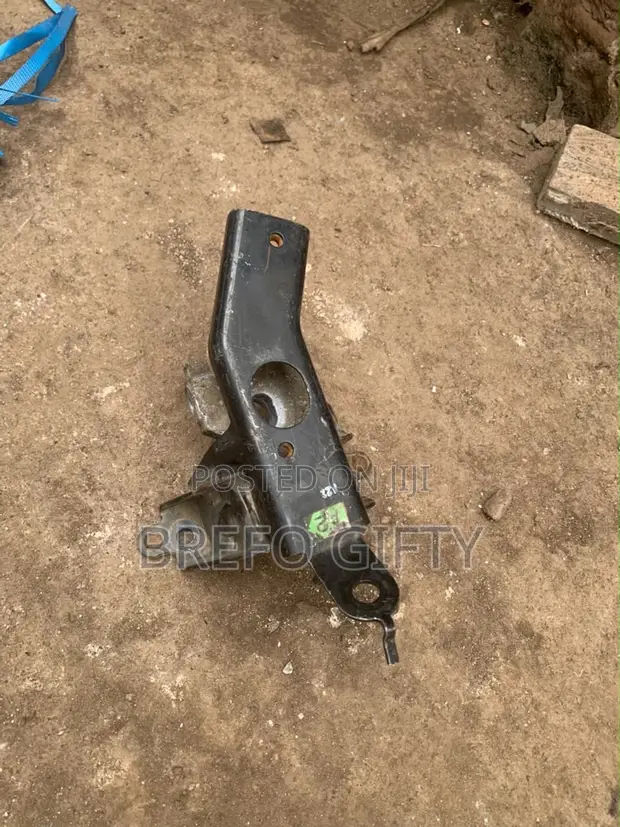 Toyota Voxy Engine Mount/Seat - 1