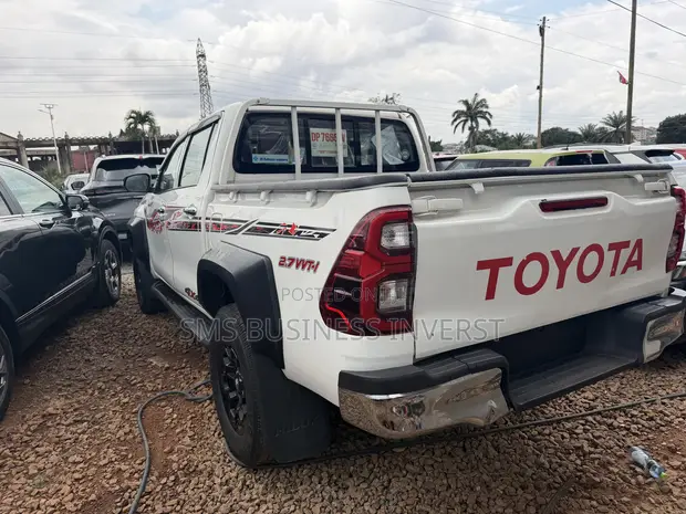 New Toyota Hilux 2025 White - 1
