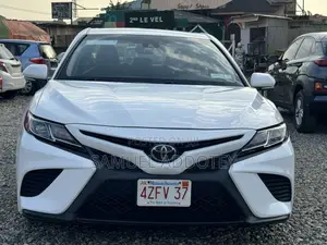 Toyota Camry SE 2018 White
