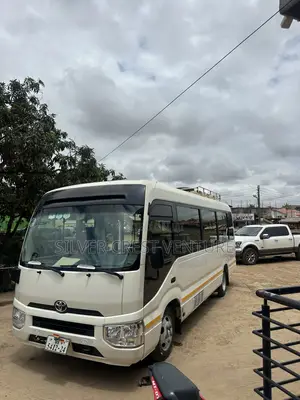 Toyota HiAce Grand Cabin 2023