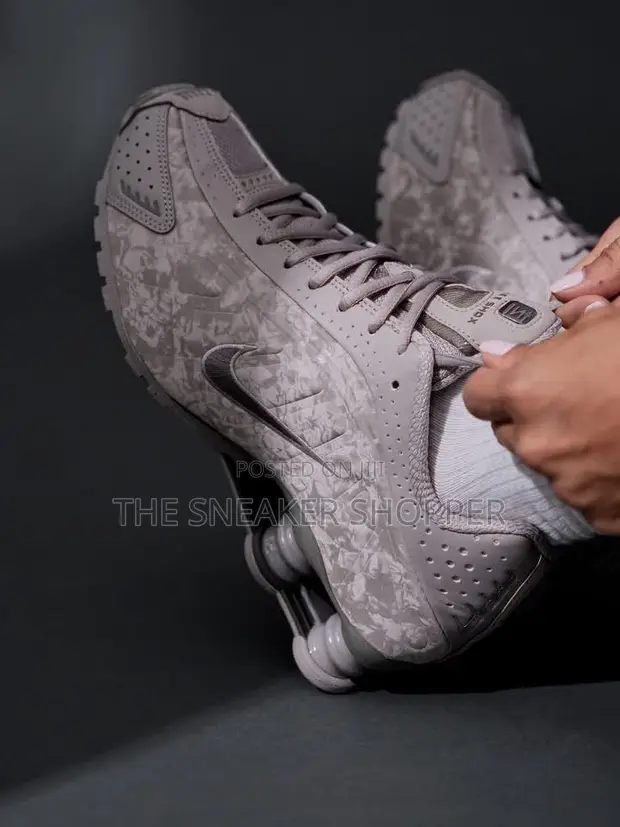 Nike Shox R4 Sneakers - Light Army / Cobblestone Grey - 1