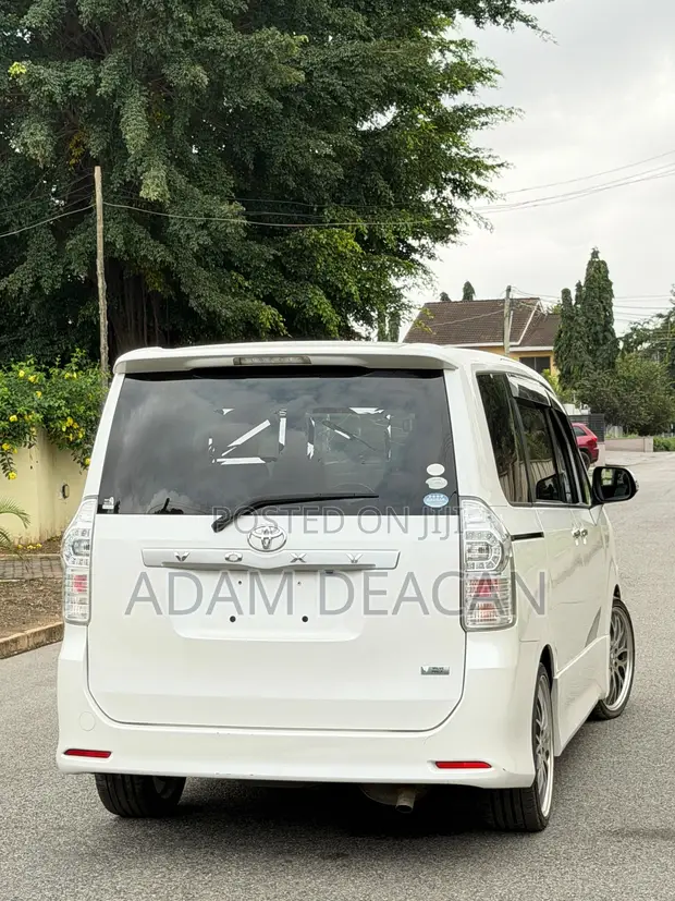 Toyota Voxy 2013 White - 1
