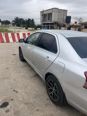 Toyota Yaris Base Sedan 2010 Silver