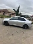 Toyota Yaris Base Sedan 2010 Silver - 2