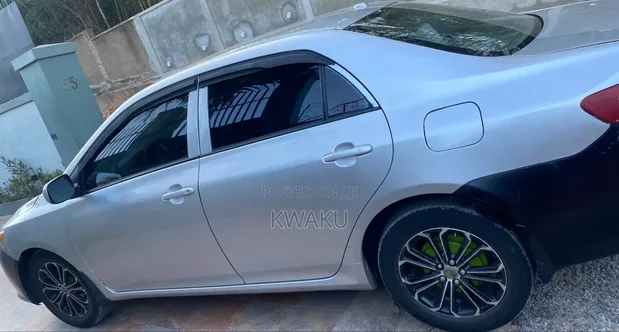 Toyota Corolla 2010 Silver - 1