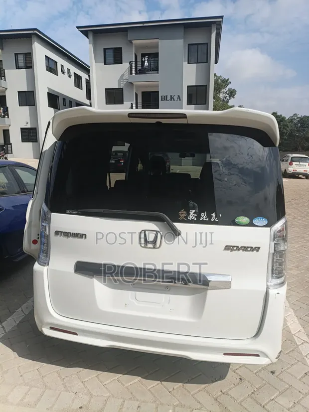 Honda Stepwgn 2012 White - 1