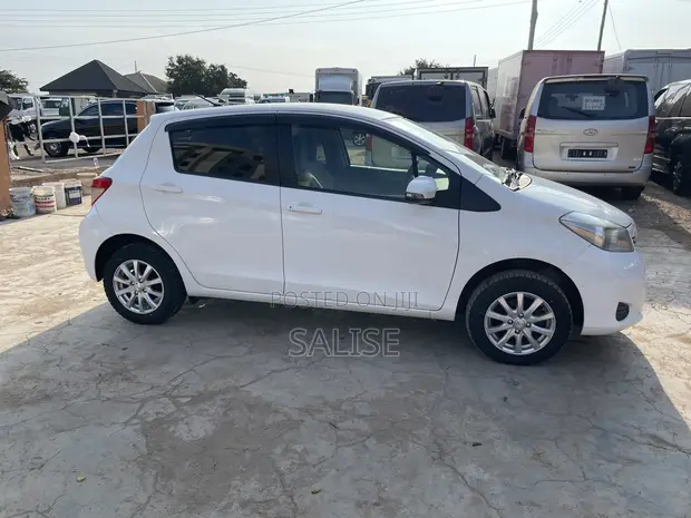 Toyota Vitz 1.3 AWD 5dr 2012 White - 1