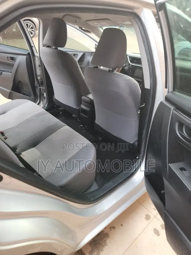 Toyota Corolla 2019 Silver - 1