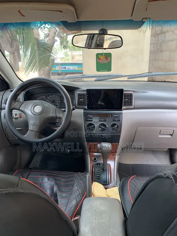 Toyota Corolla 2010 White - 1