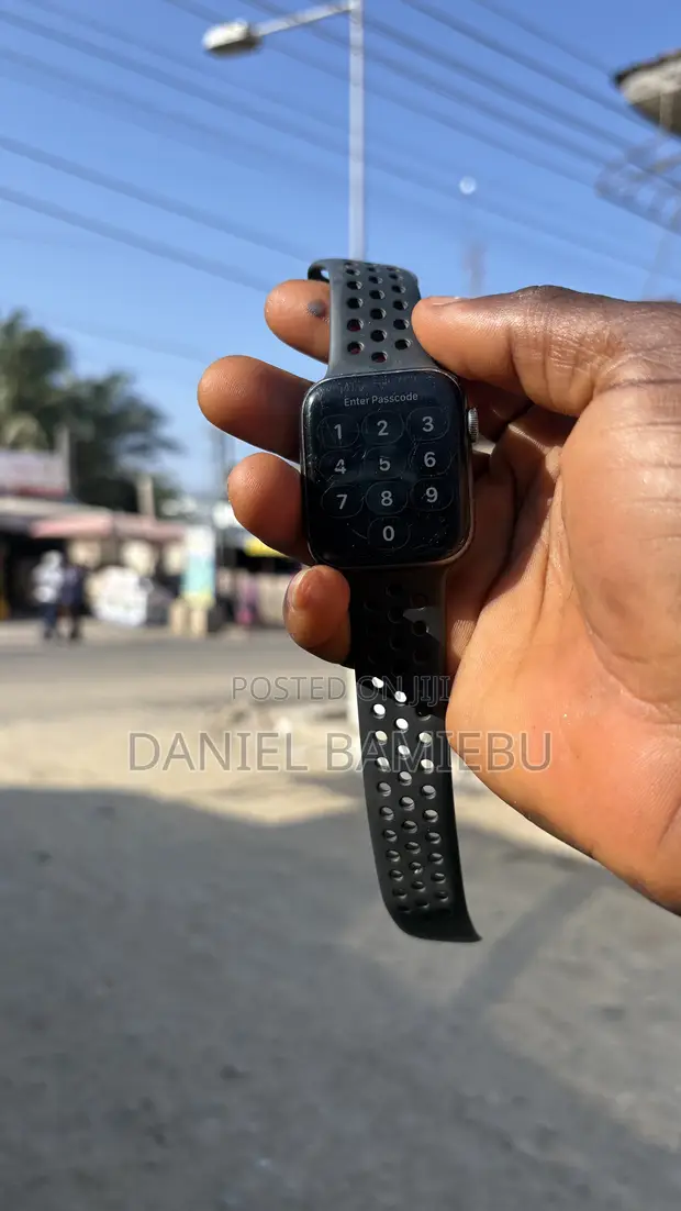 Apple Watch Series 6 44mm Nike Edition - 1
